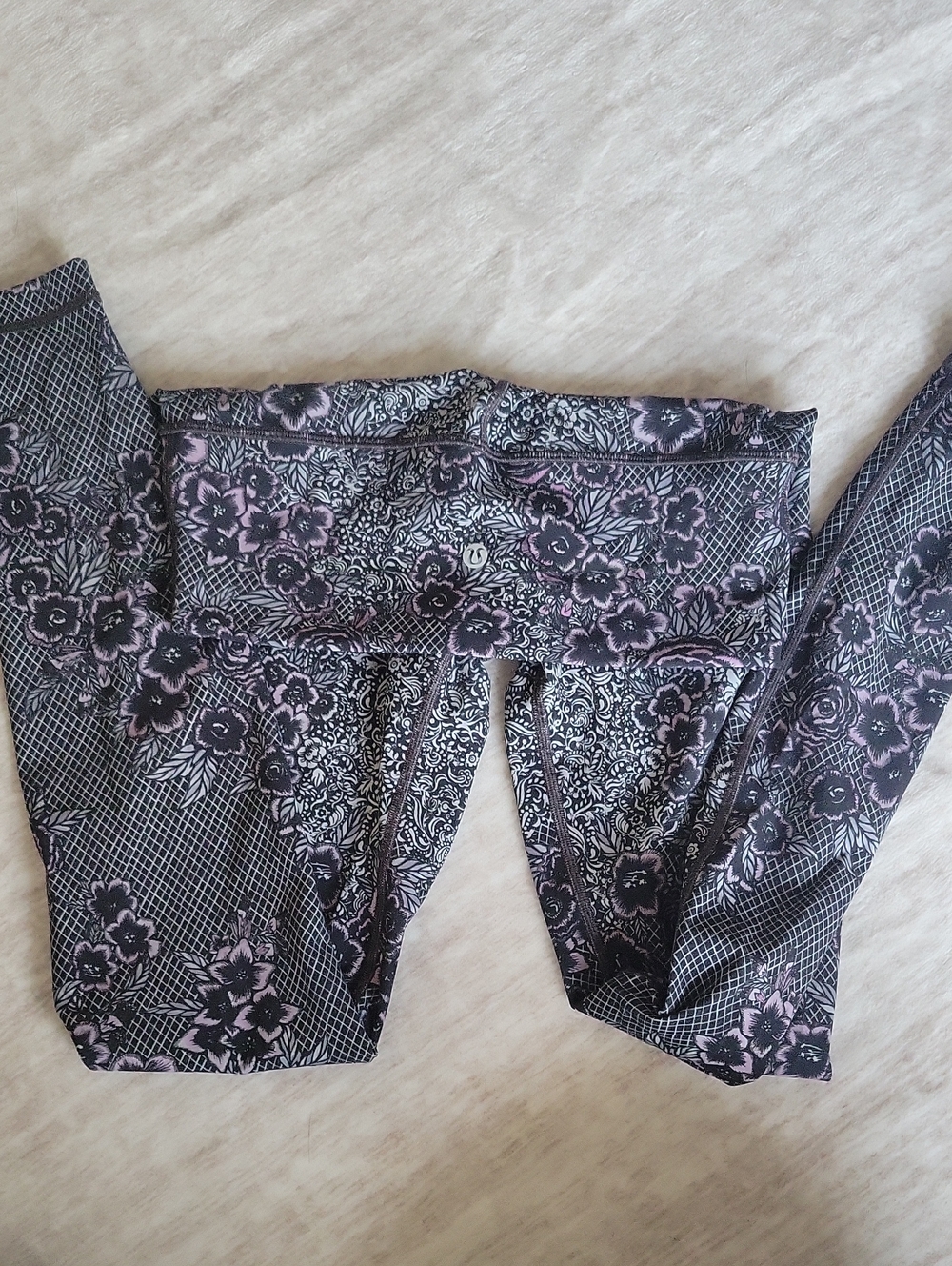 Lululemon Floral Print Black and Lavender Leggings. Size 6. 27" Align. Like New.